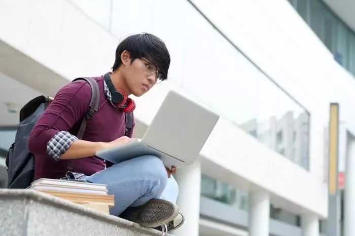 Kerja Sambil Kuliah: Panduan Mencari Penghasilan Tambahan untuk Mahasiswa