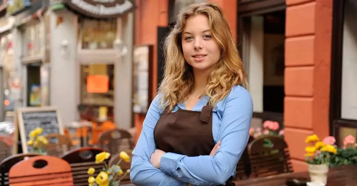 Jam Kerja Waitress: Fleksibel Tapi Penuh Tantangan